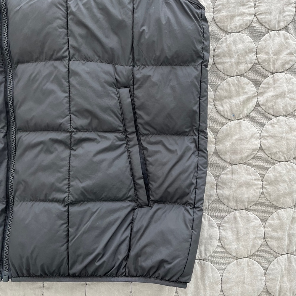 Uniqlo Men's Dark Gray Quilted Puffer Vest - Picture 4 of 9